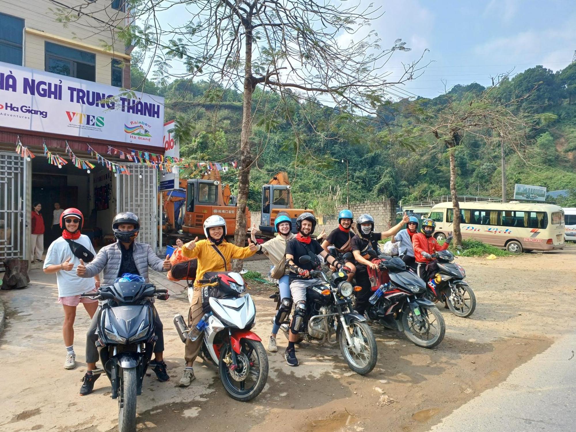 Yolo Ha Giang Adventures, Motorbike And Loop Tours酒店 外观 照片